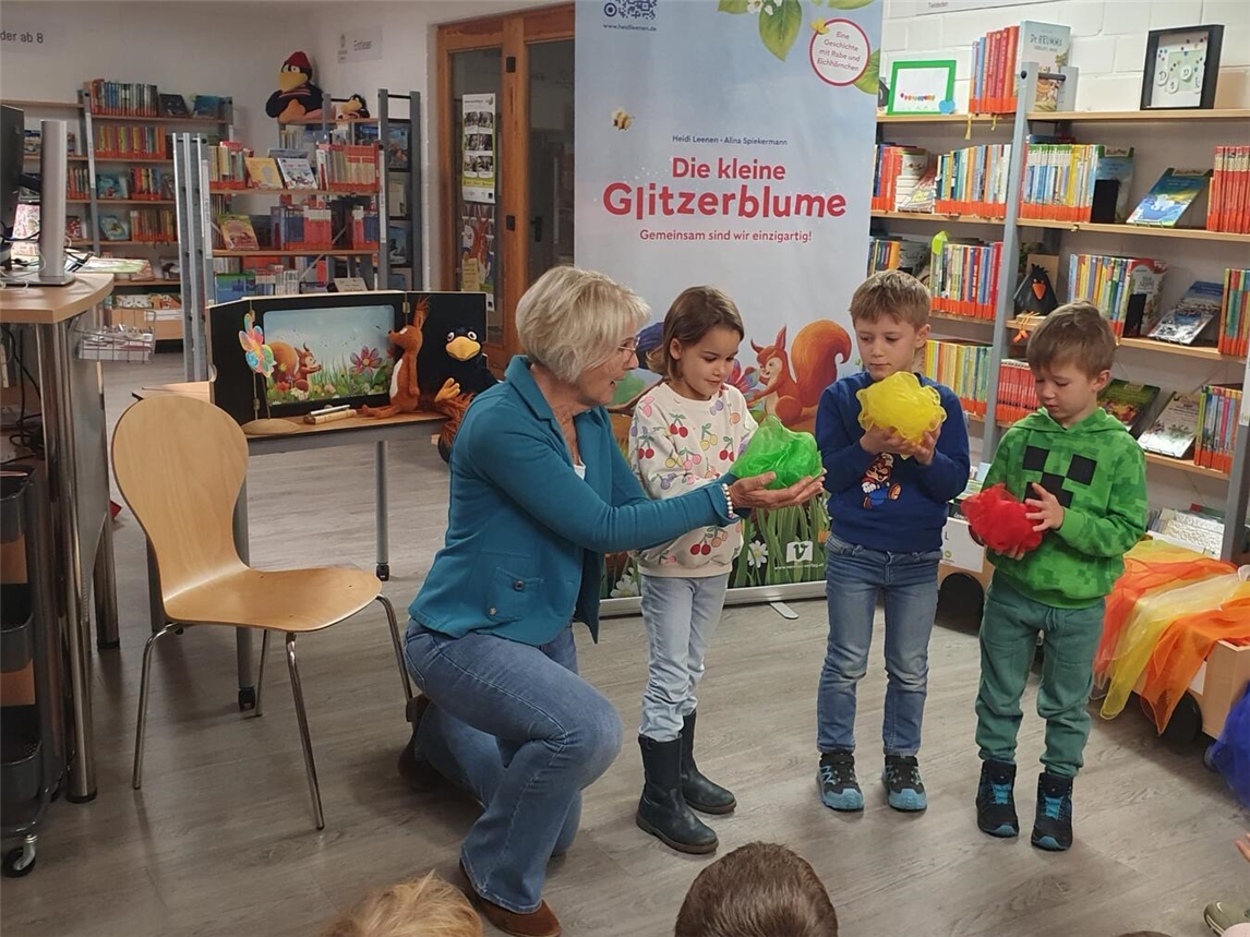 Heidi Leenen erzählte, sang und schauspielerte gemeinsam mit den begeisterten Kindern. Foto: privat