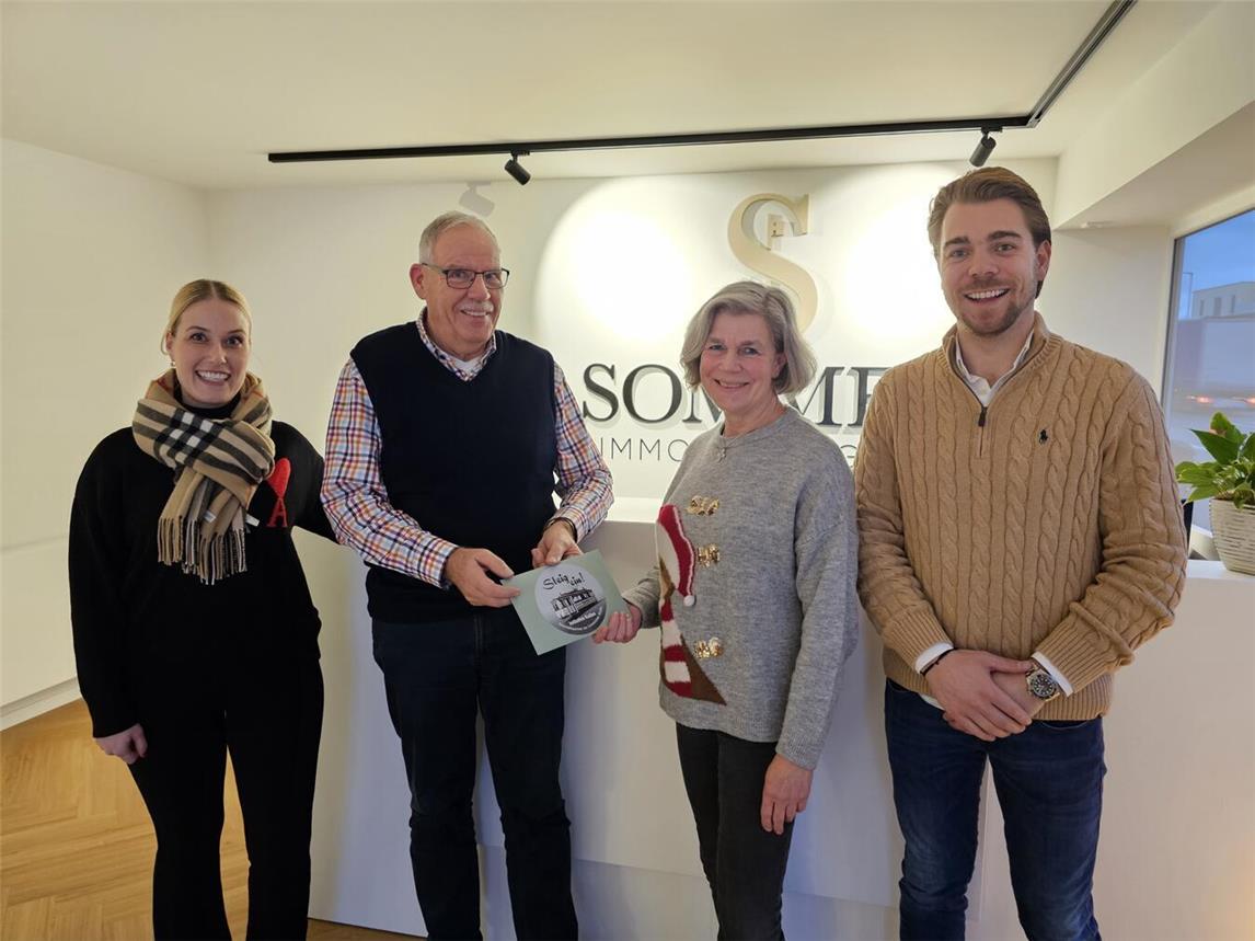 Heike Doerwald (2.v.r.) erhielt ihren Gewinn von Georg Küsters (2.v.l.) bei Sommer Immobilien im Beisein der Gastgeber Christine Pelzer und Maximilian Sommer. NN-Fotos: T. Langer