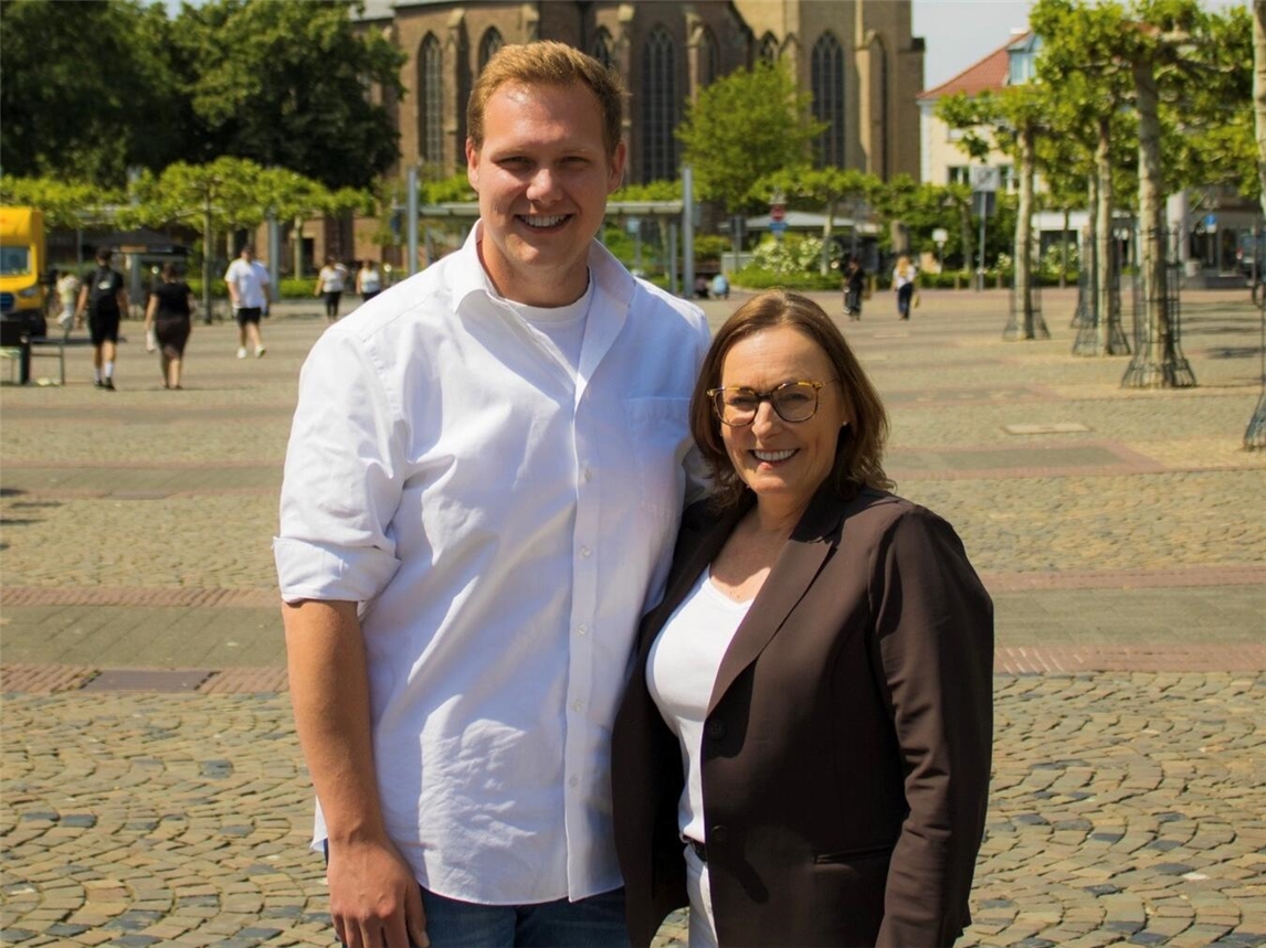 "Heike Edler und Roman Straub, Kandidaten für Wahlkreise Kleve II und Kleve I, lächeln in die Kamera. Foto: privat"