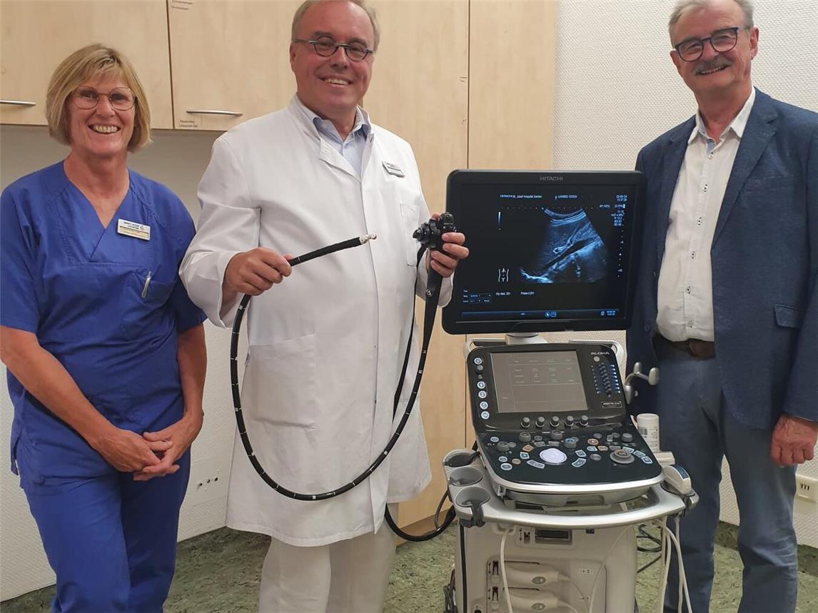 Heike Hufschmidt (Leitung Endoskopie), Klaus Bensmann (Chefarzt der Inneren Medizin) und Heinz Roters (Vorsitzender des Fördervereins) mit der neuen Errungenschaft. Foto: Sankt Josef Hospital