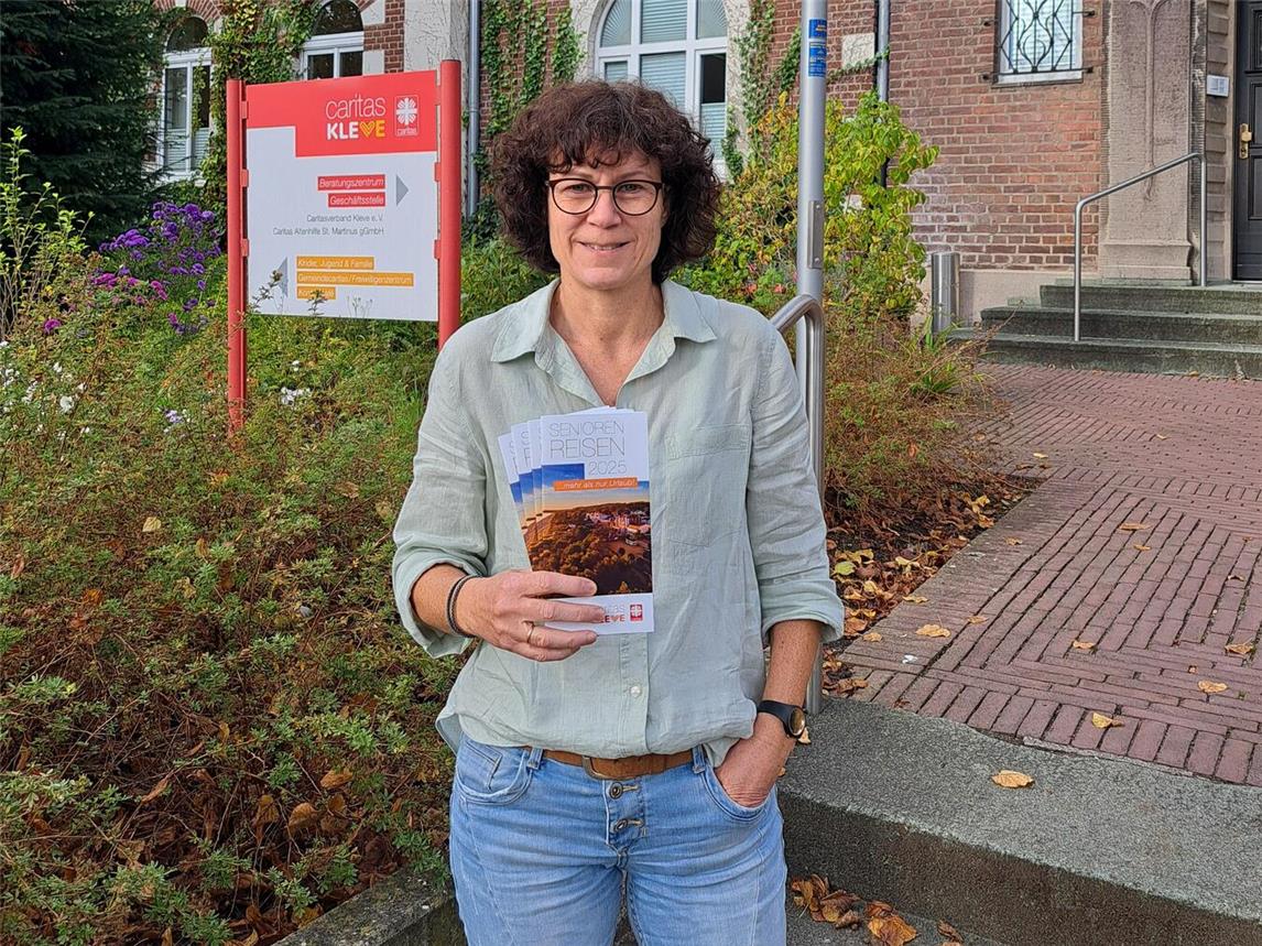 Heike Lippe, Koordinatorin der Caritas-Seniorenreisen, mit den aktuellem Programmheft. Foto: Caritas
