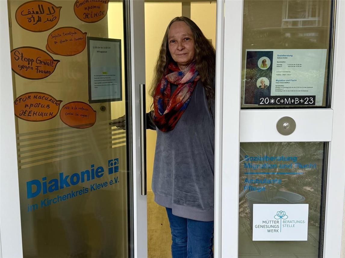 Heike Pullich-Stöffken an der Diakonie-Tür in Xanten, wo sie Flüchtlingen Beratungen anbietet. NN-Foto: SP