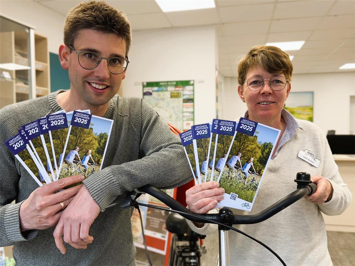 Heike Schötzel und das Team aus der Reeser Touristeninfo bieten ab Ende April geführte Radtouren an, für das sie und Jörn Franken (Stabsstellenleitung Öffentlichkeitsarbeit, Stadtmarketing, Tourismus und Kultur) werben. Foto: Stadt Rees