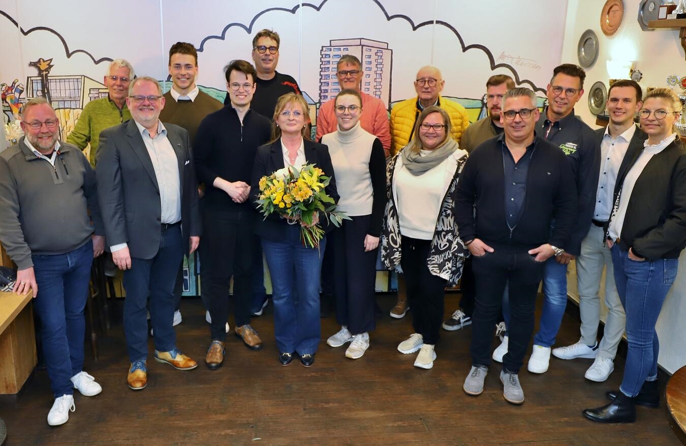 Heike Vaegs-Weißenborn im Kreise des neuen Ortsverbandsvorstandes. Heike Vaegs-Weißenborn im Kreise des neuen Ortsverbandsvorstandes.