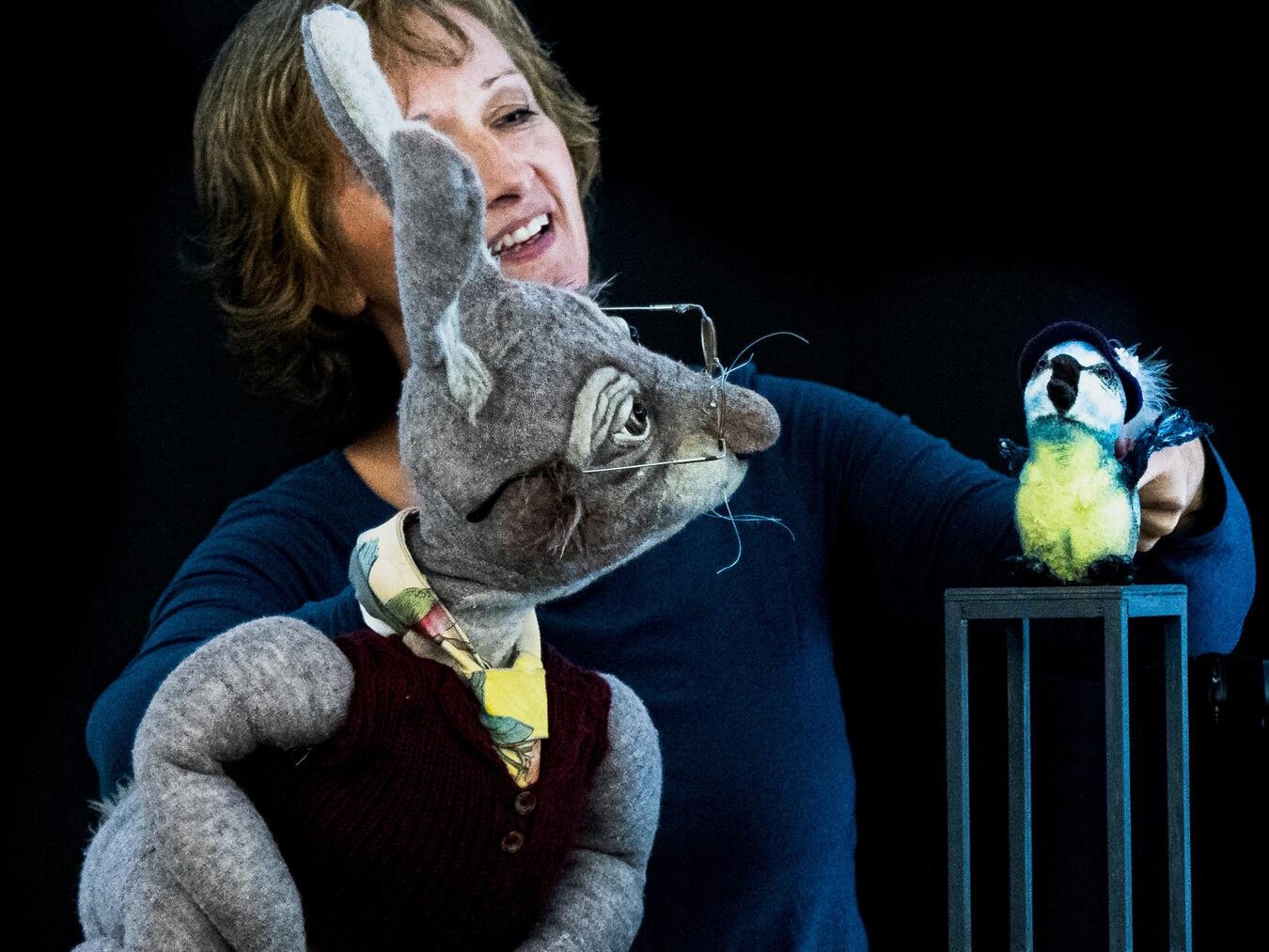 Heiltherapeutin Sonja Lenneke mit ihren Handpuppen, Foto: S.Aussen