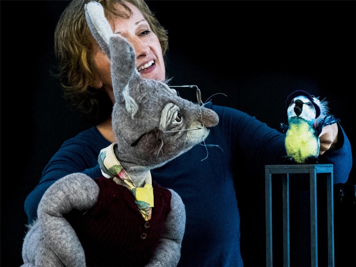 Heiltherapeutin Sonja Lenneke mit ihren Handpuppen, Foto: S.Aussen