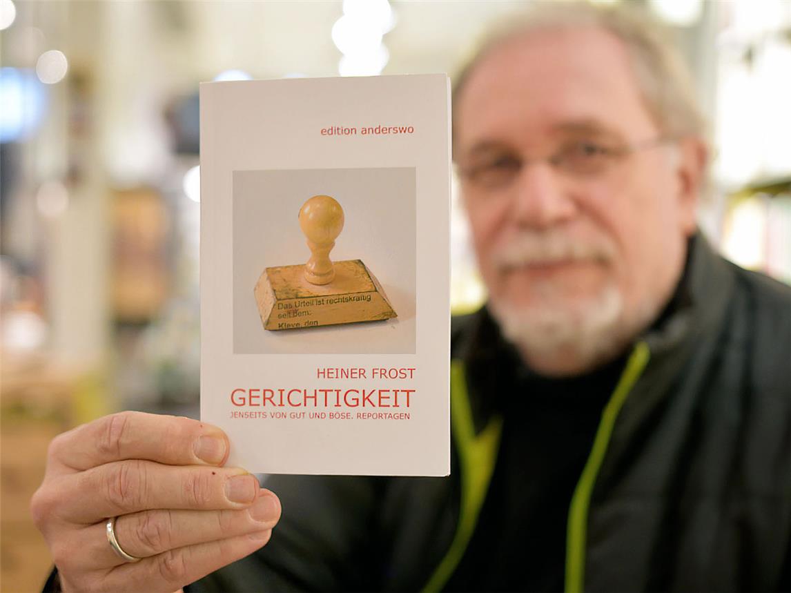 Heiner Frost mit seinem Buch „Gerichtigkeit“.NN-Foto: Rüdiger Dehnen