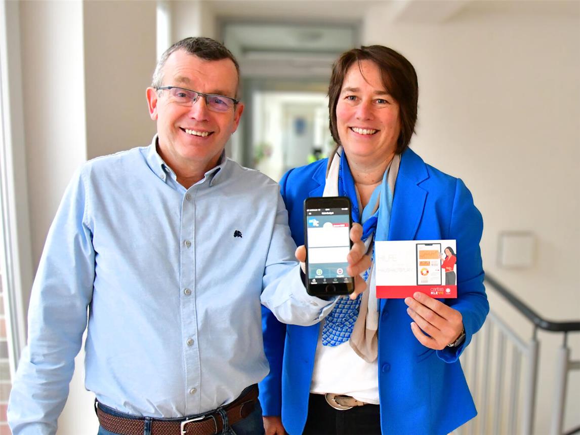 Heiner Völcker-Janßen und Rita Fergen stellen das neue, ehrenamtliche Projekt der Schuldner- und Insolvenzberatung der Caritas Kleve vor. Foto: Caritas