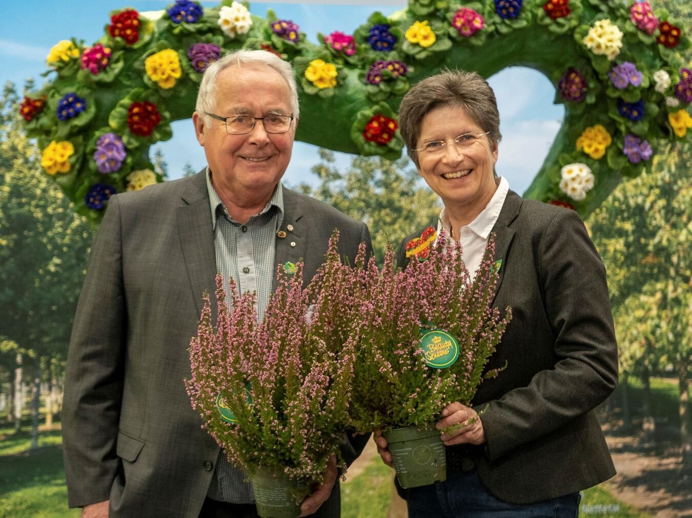 Heinz Manten und Anke Schirocki präsentieren die neue Sorte am Stand von Agrobusiness Niederrhein in Berlin.Foto: Agrobusiness Niederrhein e.V.