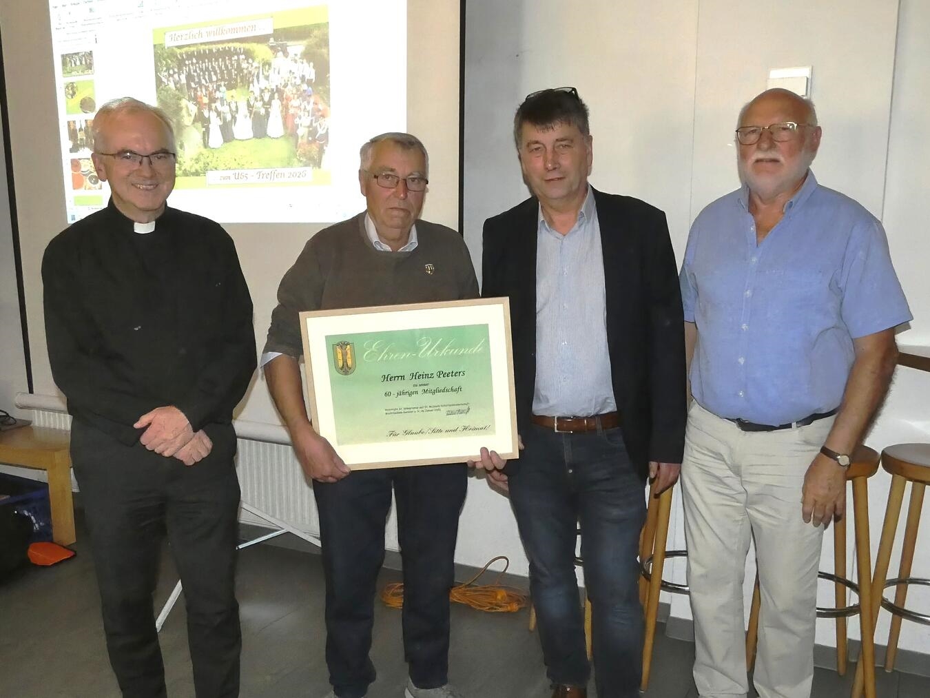Heinz Peeters erhält Ehrenurkunde für 60 Jahre Mitgliedschaft, lächelnd, formelle Kleidung, Auszeichnung, Jubiläum.