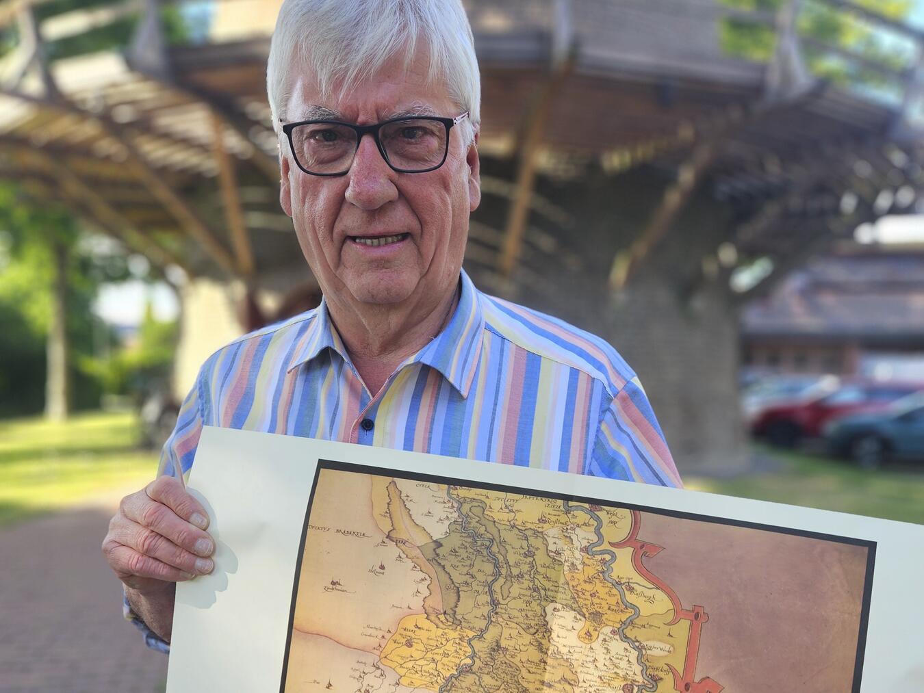 Heinz-Peter Kamps mit der Karte der „Niederrheinlande“, die Teil der Ausstellung ist. NN-Foto: vs