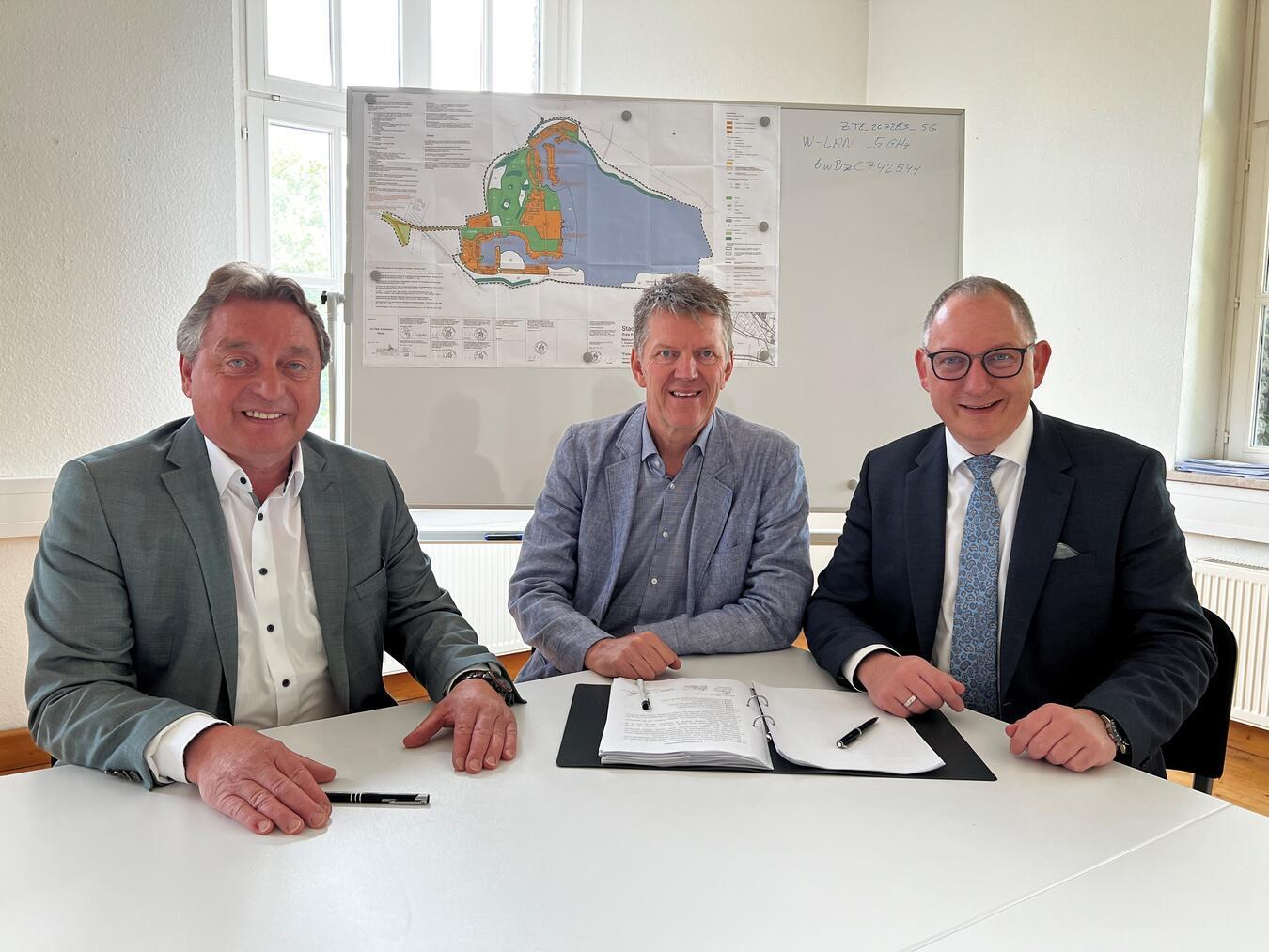 Ferienpark Reeser Meer Heinz Streuff, Erik Winther und Bürgermeister Sebastian Hense (v.l.) bei der Vertragsunterzeichnung. Foto: Stadt Rees