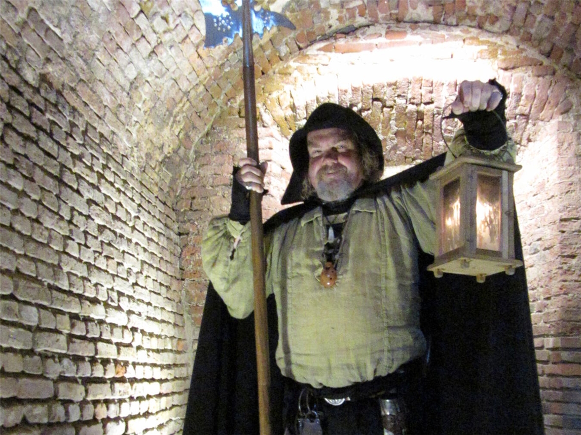 "Heinz Wellmann als Nachtwächter von Rees, in traditioneller Kleidung, bei Nacht. Foto: privat"