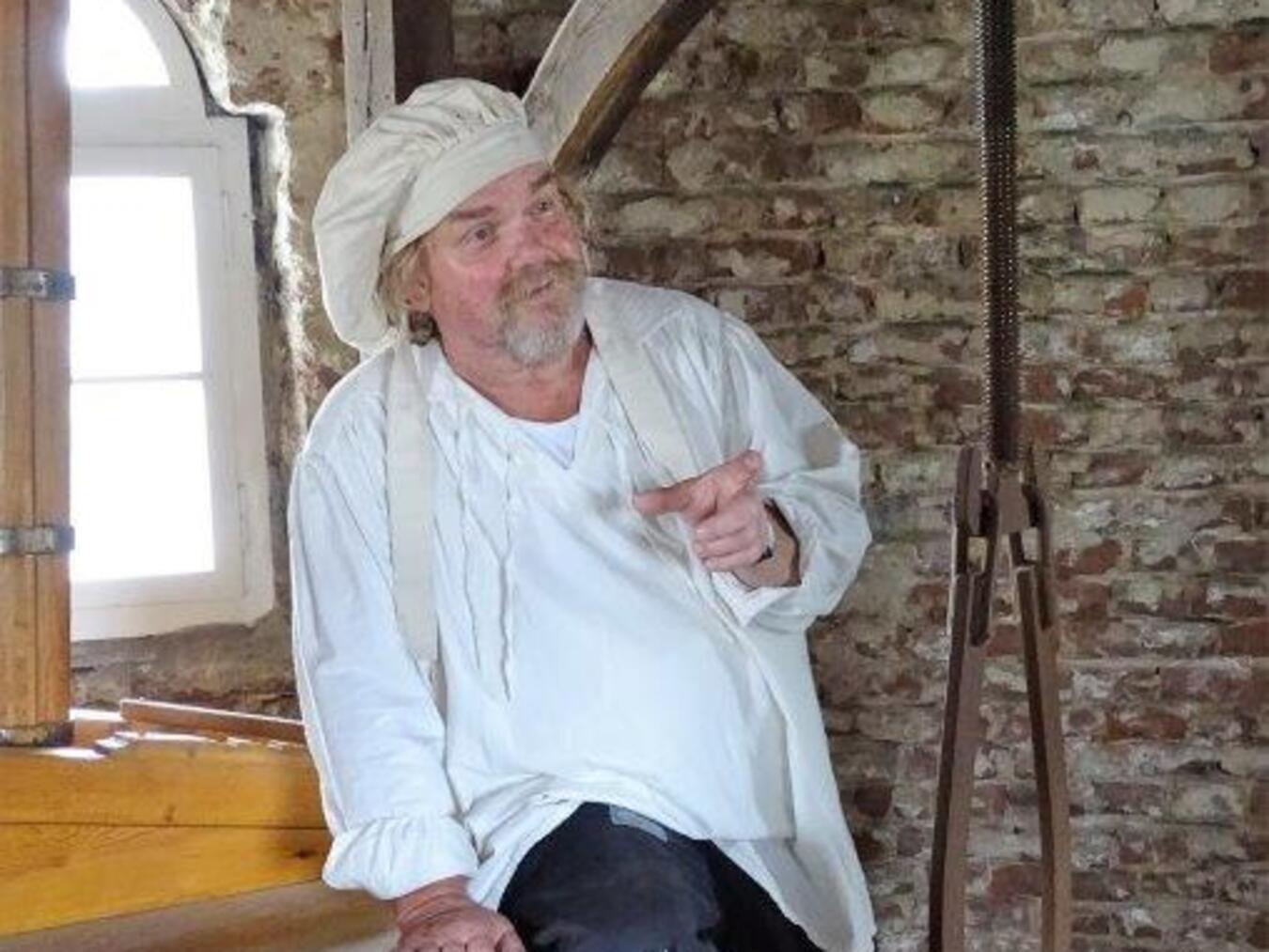 Heinz Wellmann erzählt als „Müller Hein“ Wissenswertes über die Kornmühle. Foto: Stadt Rees