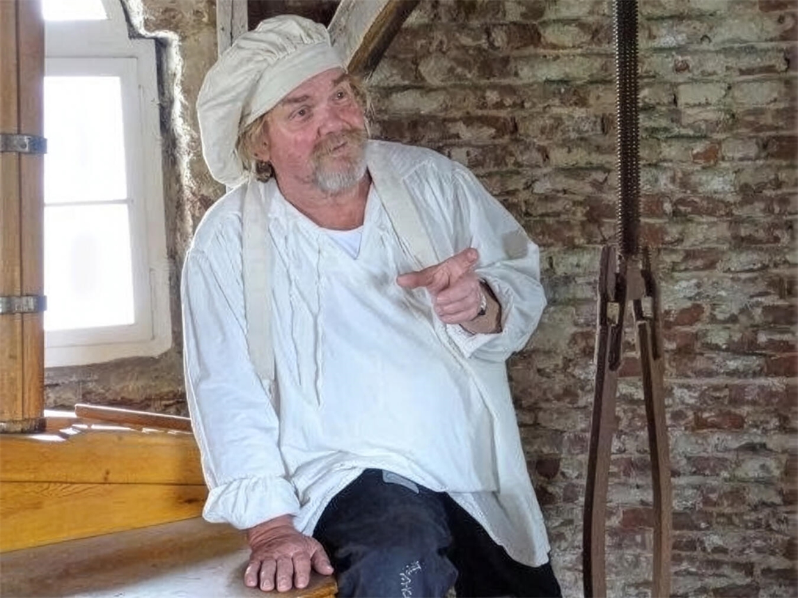 "Müller Hein alias Heinz Wellmann in traditioneller Mühle, Rees - Stadt Rees Kultur"