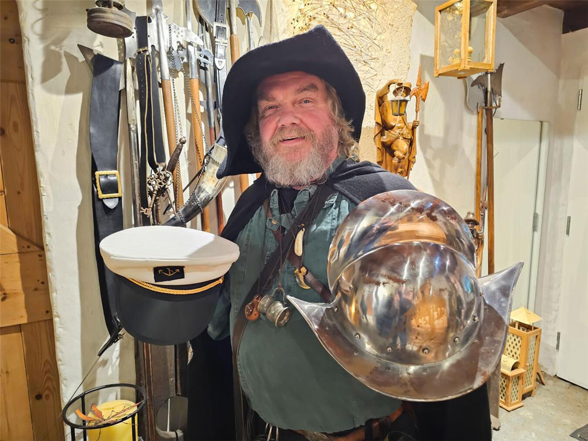 Heinz Wellmann schlüpft nicht nur in viele Rollen, er hat auch immer das passende „Equipment“ parat. NN-Foto: Thomas Langer