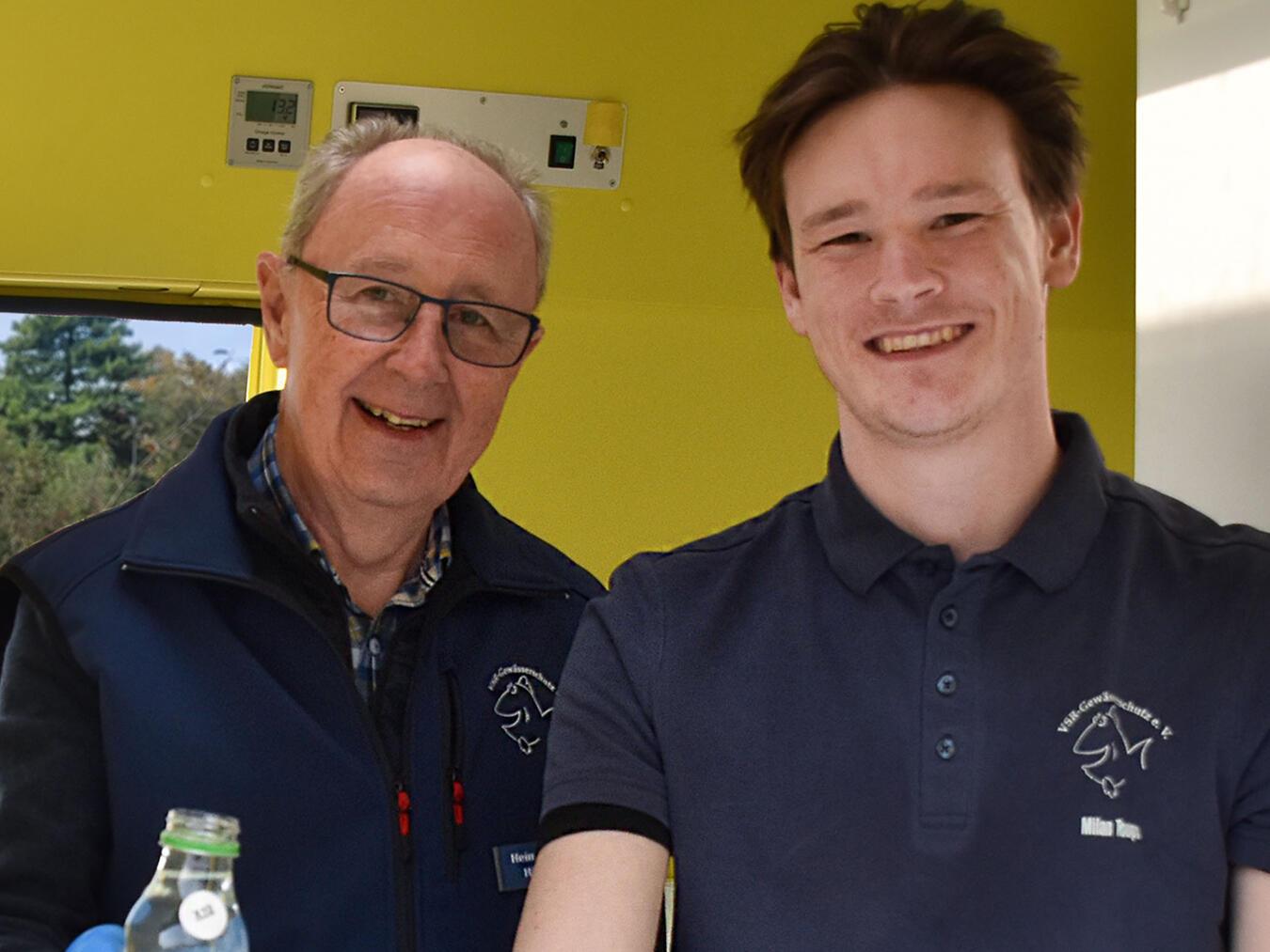Heinz-Wilhelm Hülsmans (l.) und Milan Toups untersuchen die Brunnenwasserproben im Labormobil vom VSR-Gewässerschut. Foto: Ruben Wiltsch