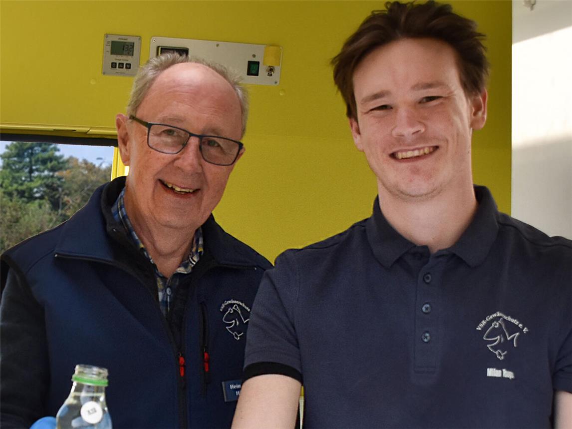 Heinz-Wilhelm Hülsmans (l.) und Milan Toups untersuchen die Brunnenwasserproben im Labormobil vom VSR-Gewässerschut. Foto: Ruben Wiltsch