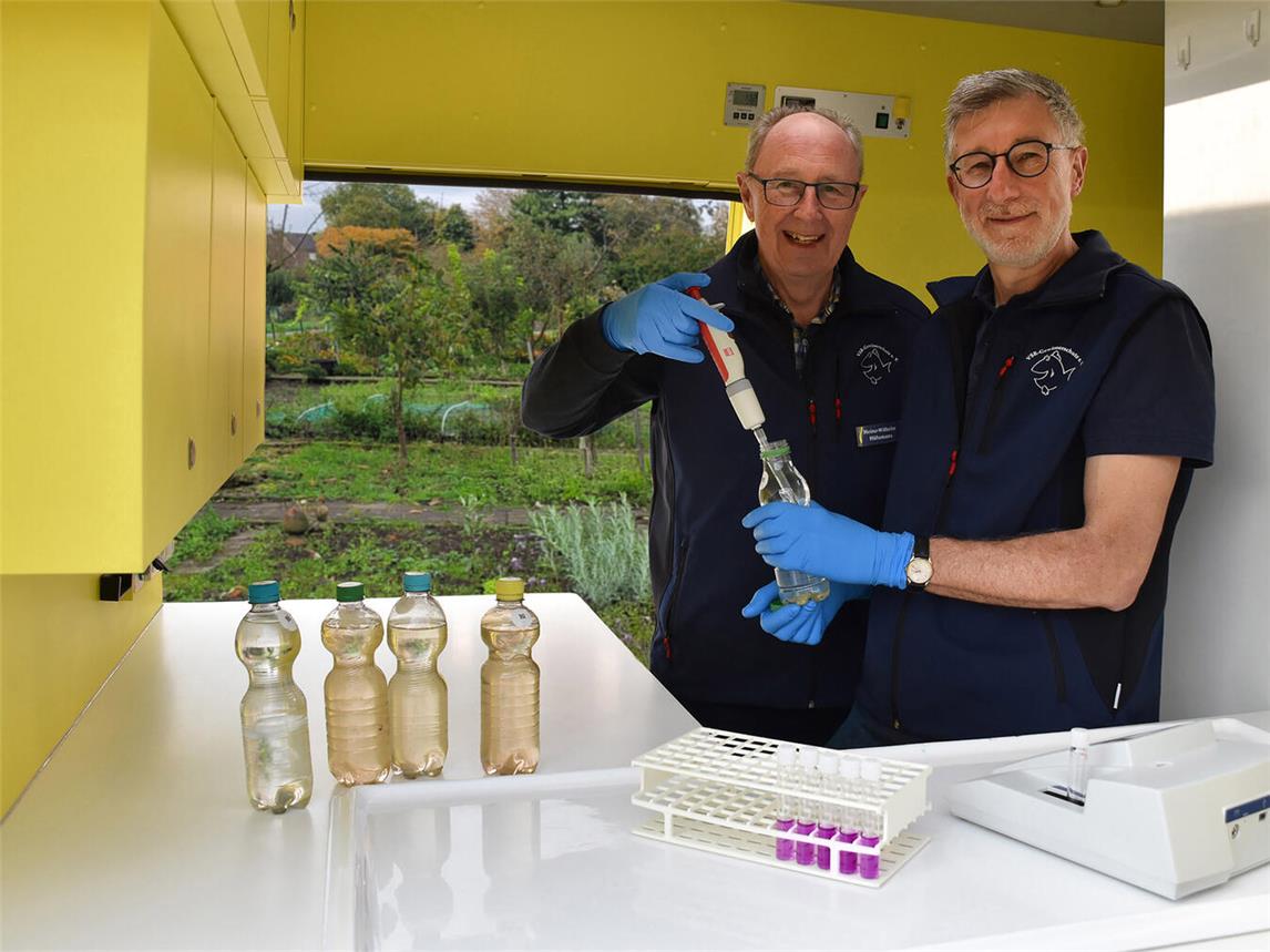 Heinz-Wilhelm Hülsmans (li.) und Heinz-Theo van Wickeren untersuchen eine Brunnenwasserprobe im Labormobil des VSR-Gewässerschutz. Foto: Ruben Wiltsch