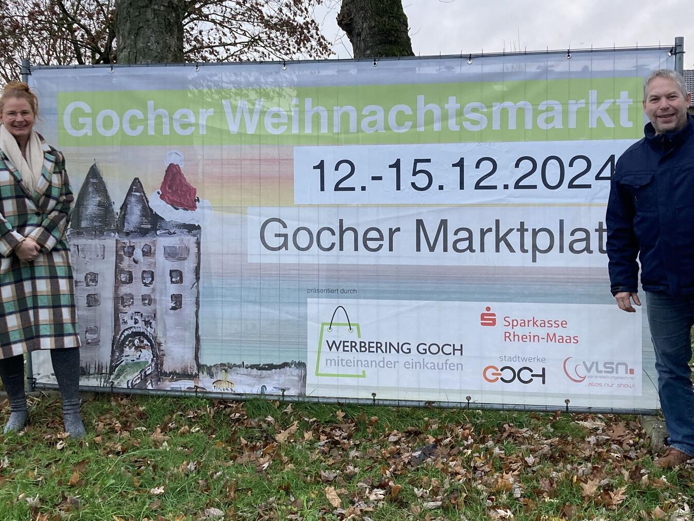 Weihnachtsmarkt und schöne Beleuchtung sorgen für festliches Flair in Goch Heißen die Besucher in Goch willkommen(v. l.): die Mitorganisatoren des Weihnachtsmarktes, im Bild Kristina Derks (Stadtwerke Goch) und Axel Holl (Vorstand Werbering).Foto: privat