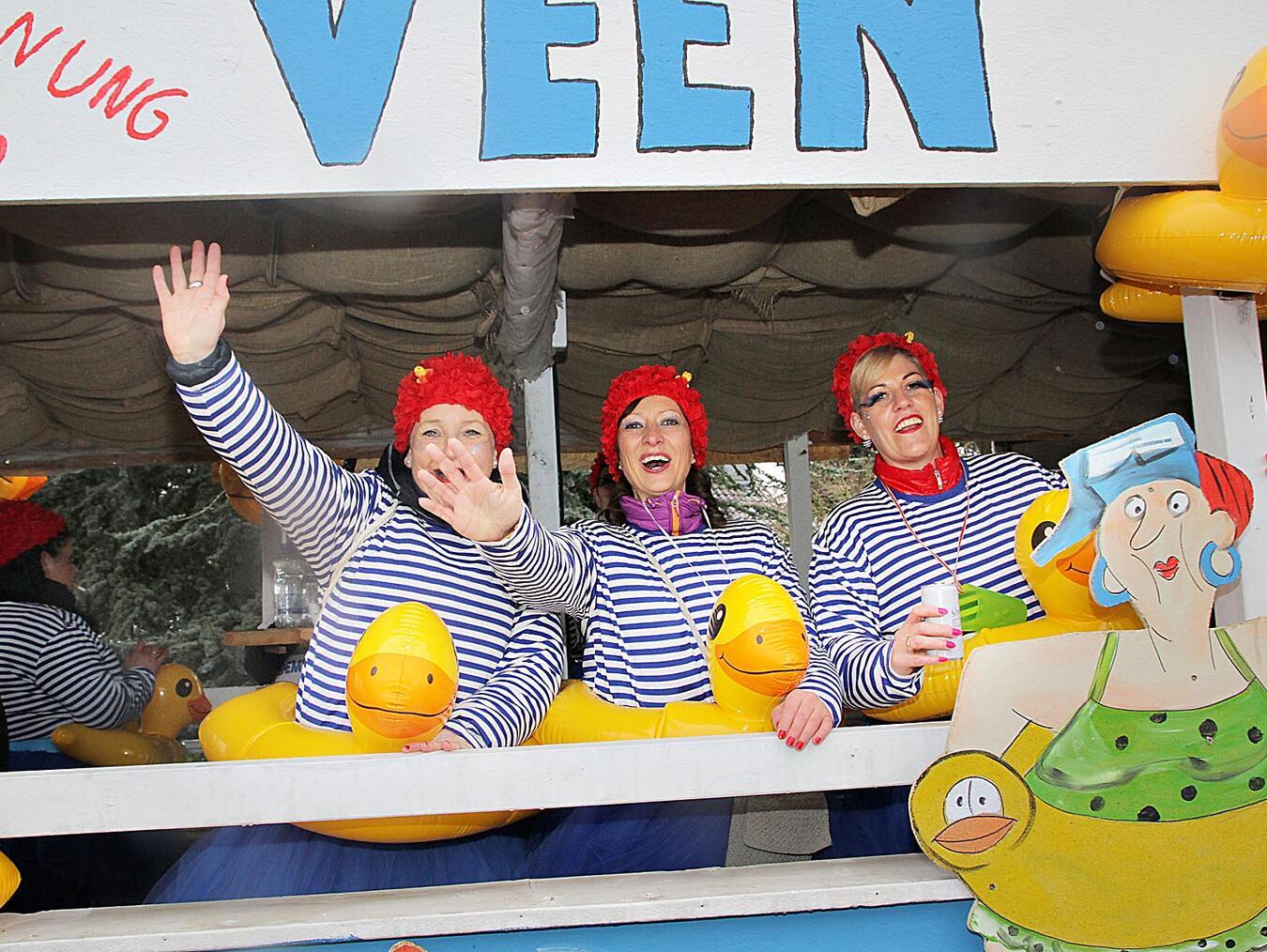 Helau! Der närrische Lindwurm zog schon 2024 mit viel Kreativität durch Veen. NN-Fotos: (2/Archiv): Theo Leie