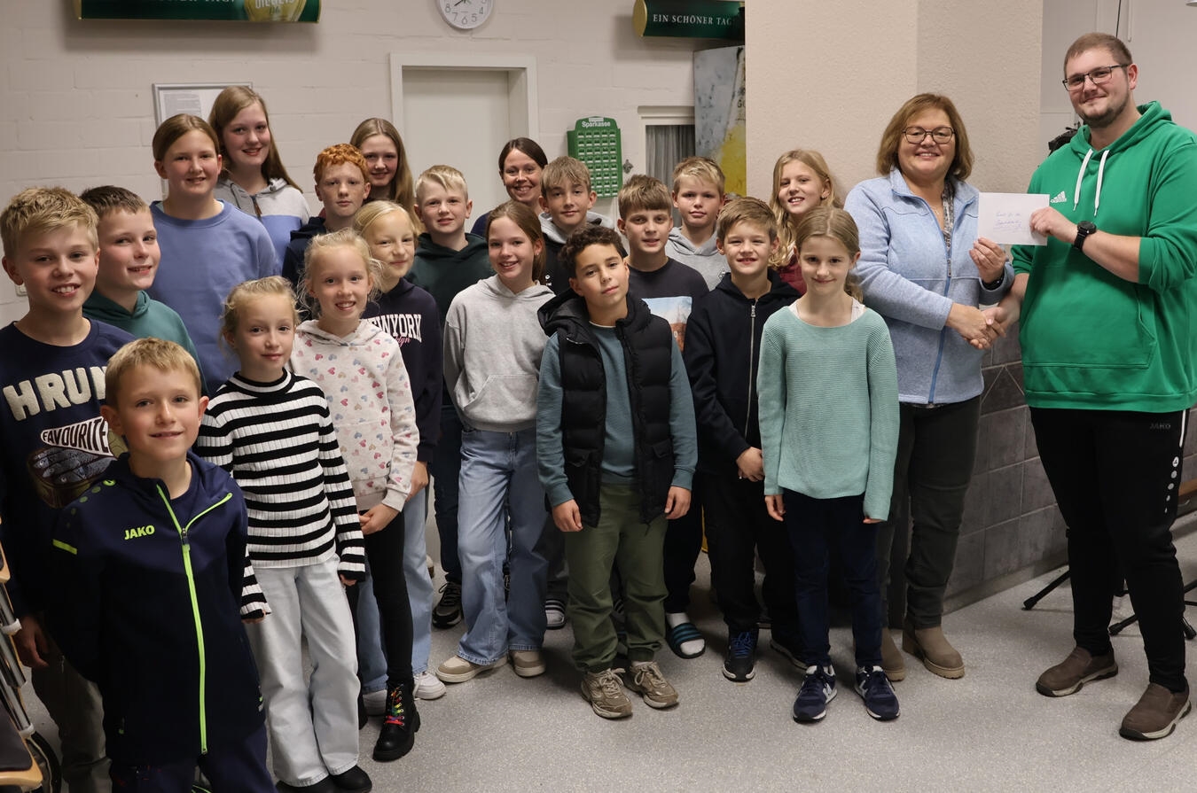 Helga Sillekens überreichte die Spende an die Jugendabteilung des Trommlerkorps Schwarz-Weiß Nieukerk 1952. Foto: privat