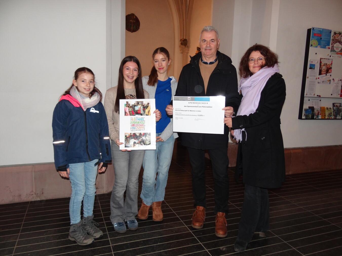 Hella Matzke, Elina Mölleken und Helen Schoelen übergaben den Scheck an Margit Plum und Gerd Loy. Foto: privat
