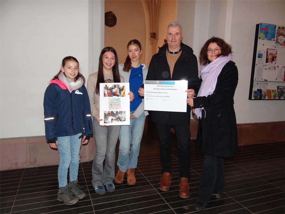 Hella Matzke, Elina Mölleken und Helen Schoelen übergaben den Scheck an Margit Plum und Gerd Loy. Foto: privat