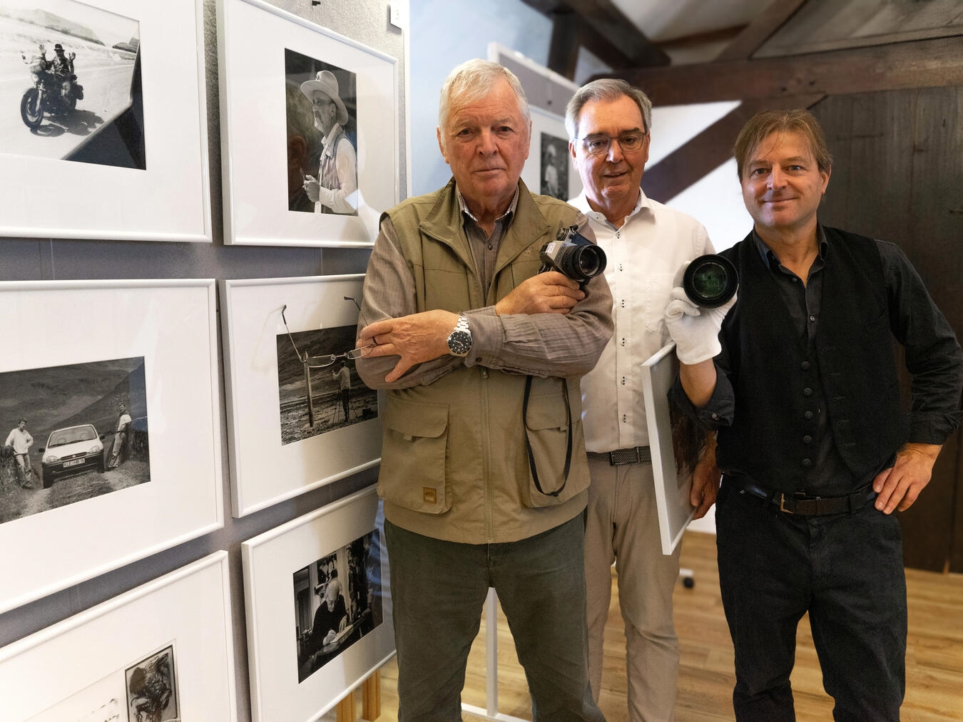 Stille Dialoge – Menschenbilder von Helmut Berghaus Helmut Berghaus (l.) mit Frank Mehring (r.) und Josef Gietemann. Foto: Arenacum