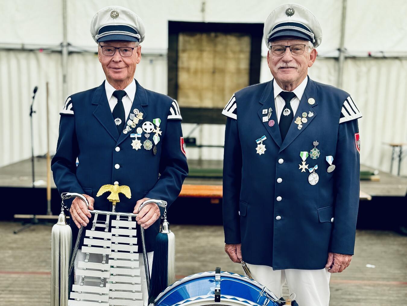 Tambourcorps Menzelen-Ost feiert verdiente Mitglieder Helmut Giesen und Hans Guyens (v.l.) wurden für ihre Verdienste geehrt. Foto: privat