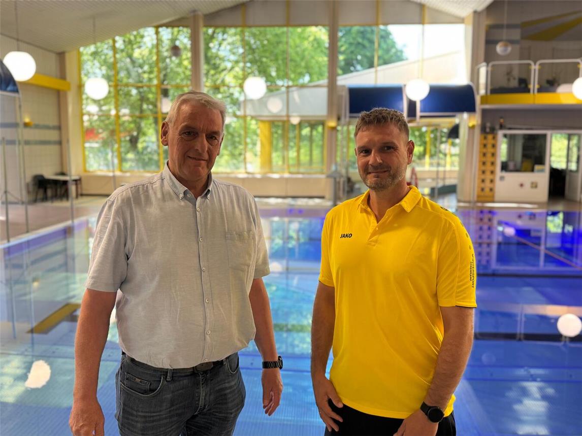 Helmut Holla (Leiter Schule und Sport der Stadt Geldern, l.) gratulierte Jens Kasper (r.) zur Leitung des Parkbads.Foto: Stadt Geldern/Gossens