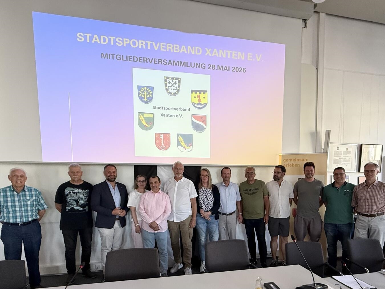 Helmut Reis (Ehrenmitglied), Heinz- Willi Kemkes (SSV Rheintreu Lüttingen), Rafael Zur, Tanja Roeken (BSG), Roland Serau (TuS Xanten), Theo Neu, Silke Selent, Christof Schneiderat (TCX), Uwe Schmidtke (Viktoria Birten), Christian Zabel (Vyma), Markus Klein (DJK Wardt), Karsten Konarski (DJK Wardt) und Anton Artz (TuS Xanten; v.l.) auf der Jahreshauptversammlung des Stadtsportverbands Xanten. Foto: Stadtsportverband Xanten