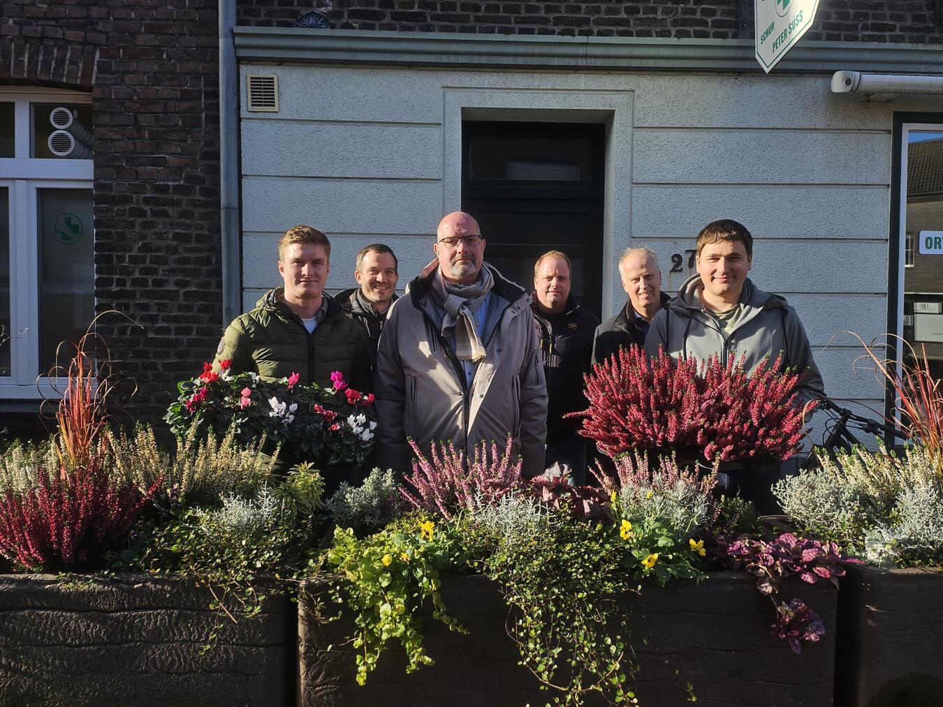 Hendrik Brüx (Gartenbau Norbert Brüx), Bürgermeister Bernd Kuse, Michael Smits, Clemens Rattmann, Uwe Bons und Stefan Geelen (Gartenbau Georg Geelen). Foto: Stadt Straelen