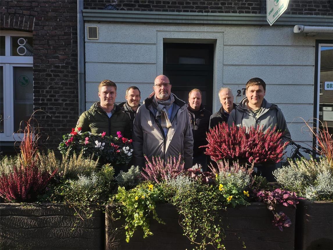 Hendrik Brüx (Gartenbau Norbert Brüx), Bürgermeister Bernd Kuse, Michael Smits, Clemens Rattmann, Uwe Bons und Stefan Geelen (Gartenbau Georg Geelen). Foto: Stadt Straelen