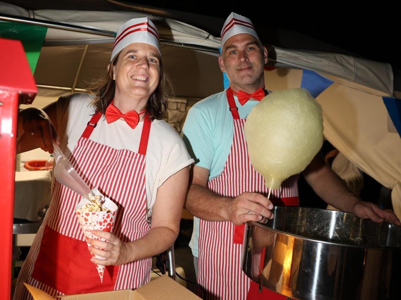 Hendrik und Katharina van Meegeren servierten Popcorn und Zuckerwatte. Foto: privat