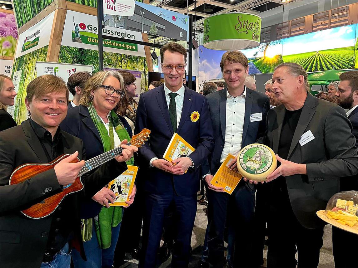 Hendrik Wüst mit Frank Mehring (Museum Forum Arenacum) und Vertretern von Milch und Kultur Rheinland und Westfalen. Foto: Museum Arenacum