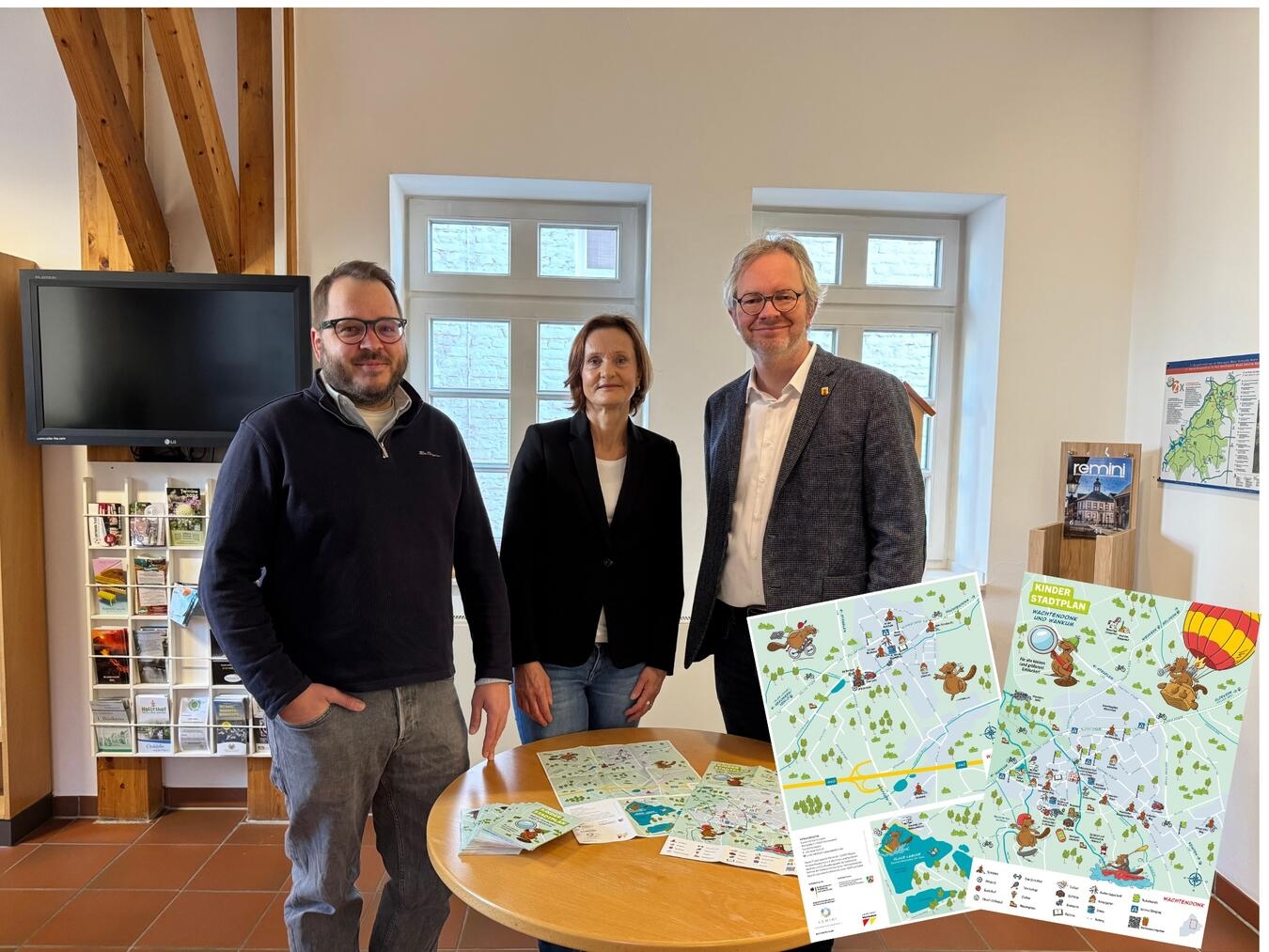 Henning Lindeke, Maria Mertens und Bürgermeister Paul Hoene (v.l.) stellen den neuen Stadtplan vor.Foto: Gemeinde Wachtendonk