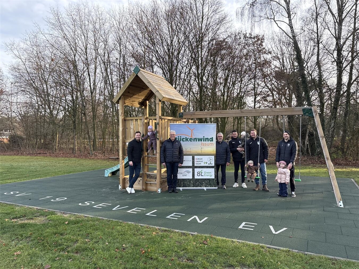 Henry Belting,Christoph Fronhoffs, Philipp Teuwsen und Simon van der Sande bedankten sich bei Gerd Stenmans und Peter Schürmans von der Stiftung Rückenwind Issum.Foto: privat