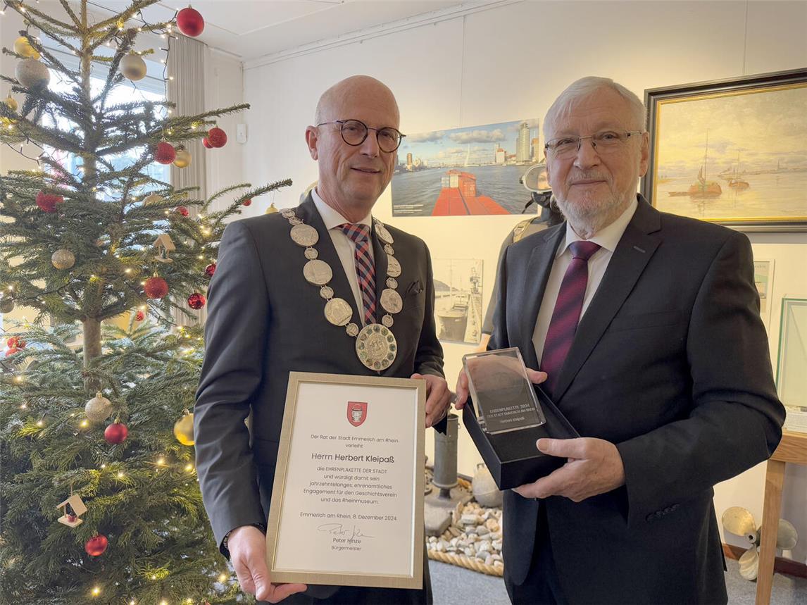 Herbert Kleipaß (r.) erhielt die Ehrenplakette aus den Händen von Bürgermeister Peter Hinze. Foto: Stadt Emmerich