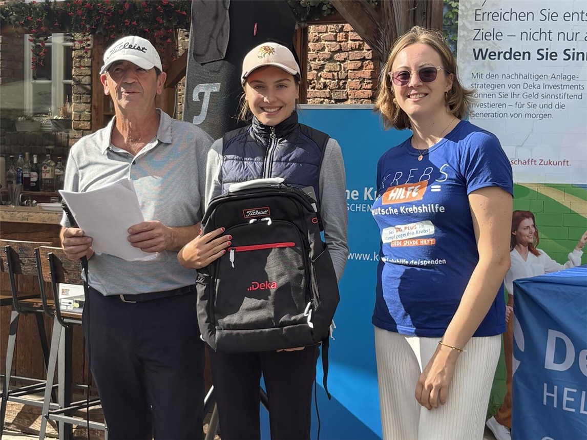 Herbert Rauthe (Vorstand Golfclub Schloss Haag) mit Bruttosiegerin Maria Litwin (Düsseldorfer Golfclub) und Aileen Singhof (Öffentlichkeitsarbeit Deutsche Krebshilfe, v.l.). Foto: Stiftung Deutsche Krebshilfe
