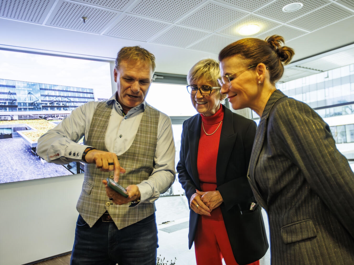 Grün gewinnt: Gärtnerei Viehweg begrünt Borussia-Park Herbert Siemes (Gärtnerei Viehweg) erläutert Staatssekretärin Rita Schwarzelühr-Sutter (r.) und Präsidentin Eva Kähler-Theuerkauf die Funktionsweise des Plantile-Systems für die neuen Gründächer am Borussia-Park.Foto: Borussia