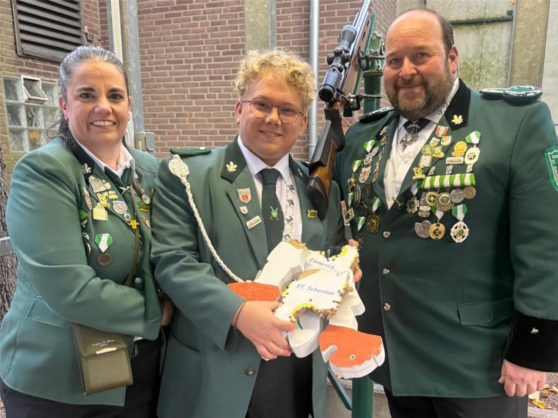 Herbstkönig Noah Hakken (M.) mit der stellvertretenden Schießmeisterin Anke Hebemeier und Schießmeister Manfred Hollander. Foto: privat