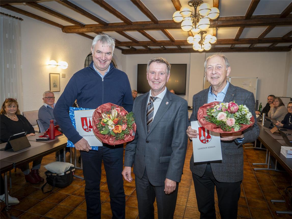 Hermann Heinemann (r.) und Norbert Steger freuen sich über die Ehrung durch Bürgermeister Möcking.Foto: Gemeinde Kerken