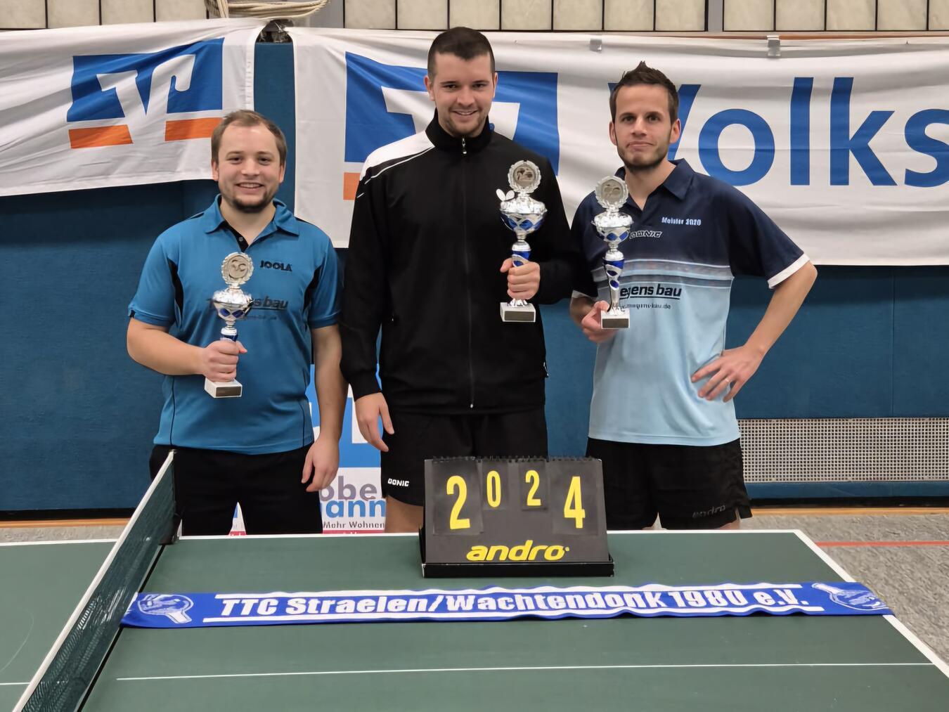 Hobby-Klasse „krönt“ die Tischtennis-Meisterschaften Herren-Sieger: Fynn Stoever, Noah Botschen und Pascal Nabben.
