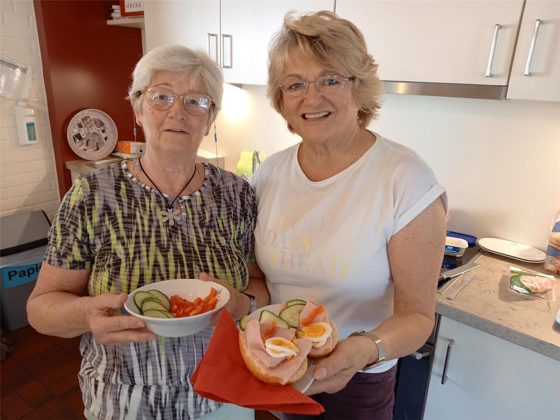 Herzlich willkommen: Das „Donnerstags-Team“ vom Café-to-come im Caritas-Centrum Geldern. Foto: Caritasverband Geldern-Kevelaer