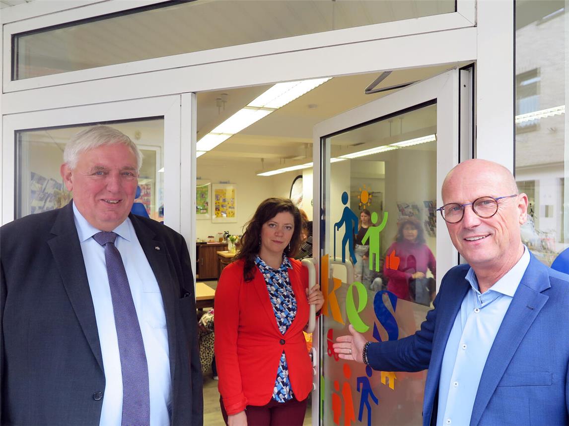 Herzlich willkommen: NRW-Minister Karl-Josef Laumann (l.) und Emmerichs Bürgermeister Peter Hinze haben in der Begegnungsstätte „Ebkes“ das „Büro für faire Arbeit“ eröffnet, in dem Catalina Guia (Bildmitte) von der Organisation „Arbeit und Leben“ künftig eine Sprechstunde anbietet. Foto: Stadt Emmerich