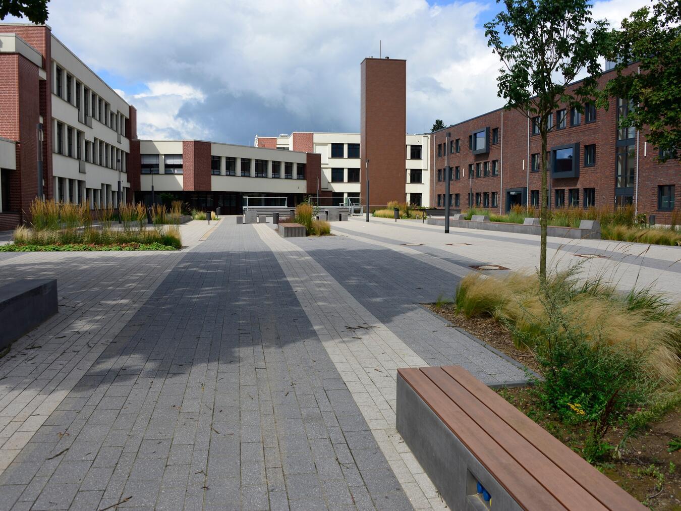 Das Berufskolleg Kleve „am Puls der Zeit“ Heute präsentiert sich das Berufskolleg freundlich und modern. Foto: BK Kleve/Ludger Stratenschulte