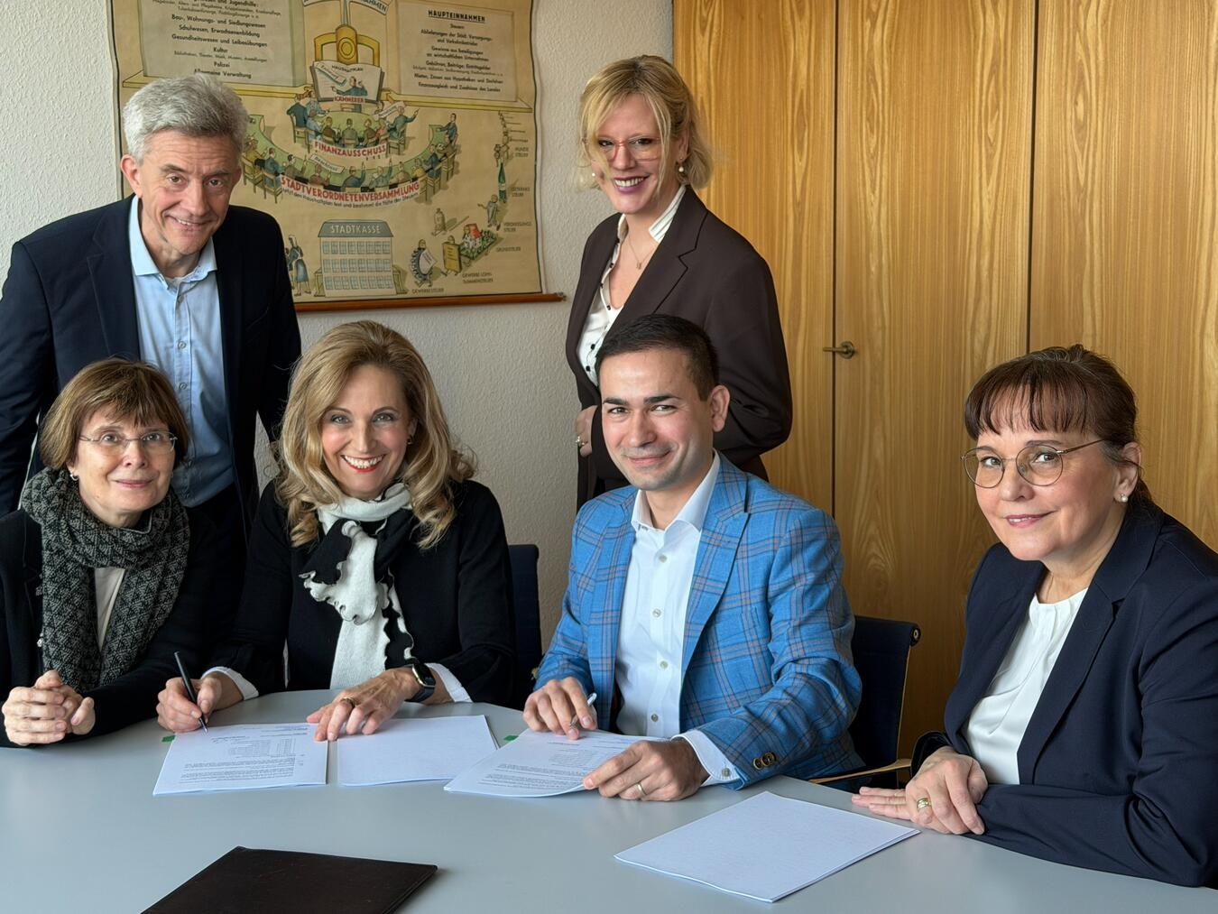 Heute wurden die Verträge unterzeichnet: (vorne, v.l.) Martina Wenzel-Jankowski (LVR-Dezernentin Klinikverbund und Verbund für WohnenPlusLeben), Ulrike Lubek (LVR-Landesdirektorin), Sadık Taştan und Dr. Sabine Kisselbach (Geschäftsführung Katholische Karl-Leisner-Trägergesellschaft mbH), (hinten) Markus Brehmer (LVR) und Carola Bohlender (Vorstandsvorsitzende und Kaufmännische Direktorin LVR-Klinik Bedburg-Hau). Foto: Landschaftsverband Rheinland