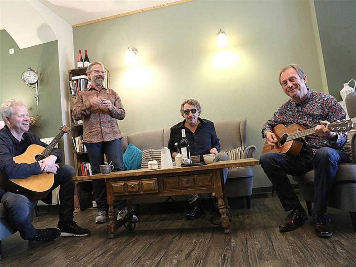 Hier geht was sind: Stephan Schwiers (Gesang, Gitarre), Manfred „Manna“ Meurer (Gitarre), Arnold Küsters (Bluesharp, Percussion) und Dirk Rütten (Percussion, Gitarre). Foto: privat