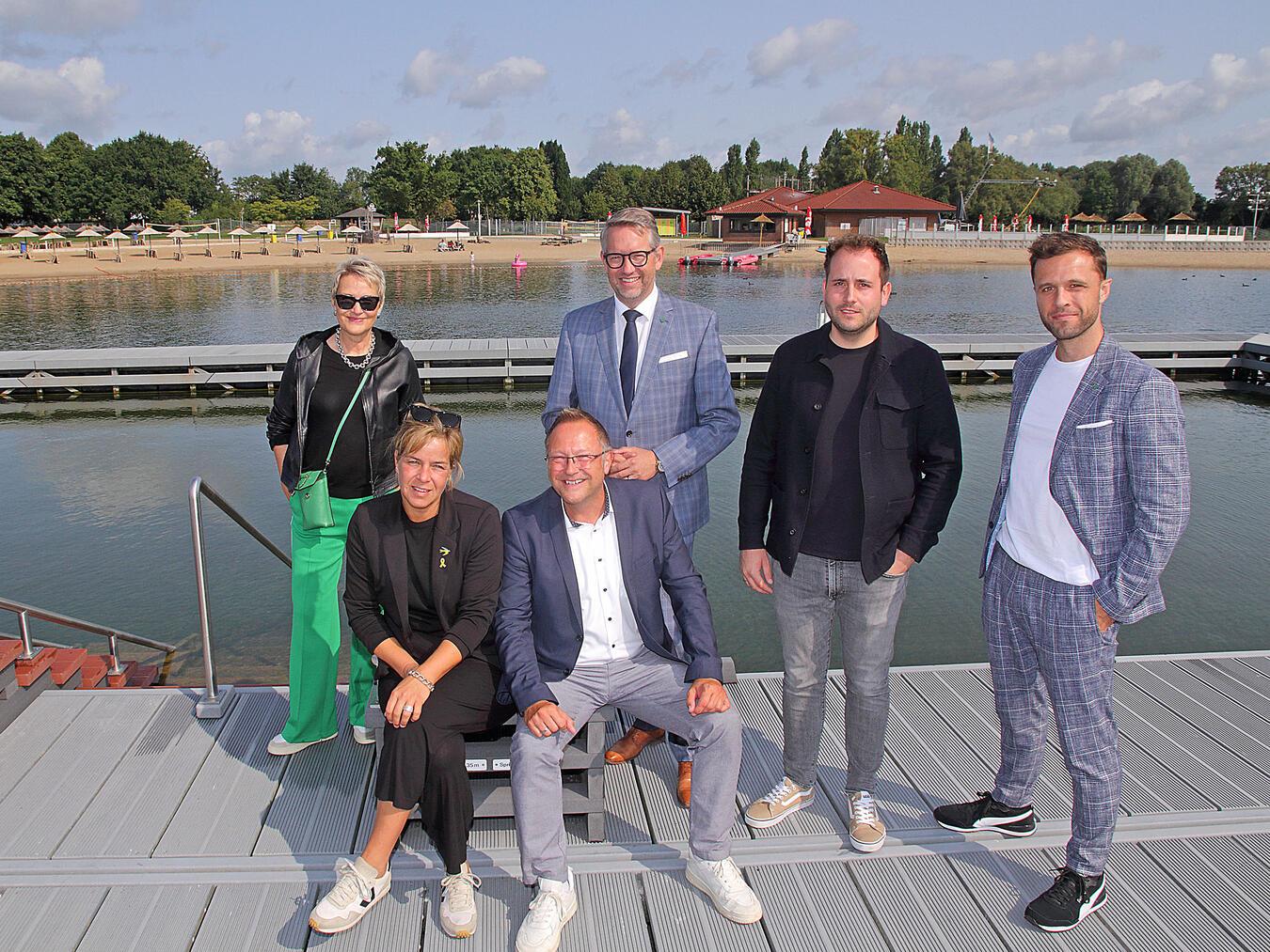 Hier konnte sich die Ministerin auch ein Bild vom Naturbad machen. NN-Fotos: Theo Leie